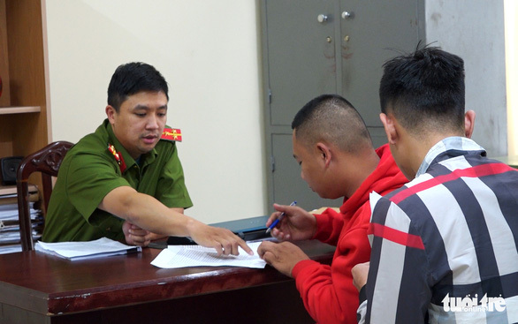 Ai là người cầm đầu
