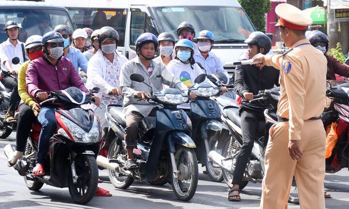 Người dân có cần mang GPLX khi đã được tích hợp vào CCCD gắn chip?