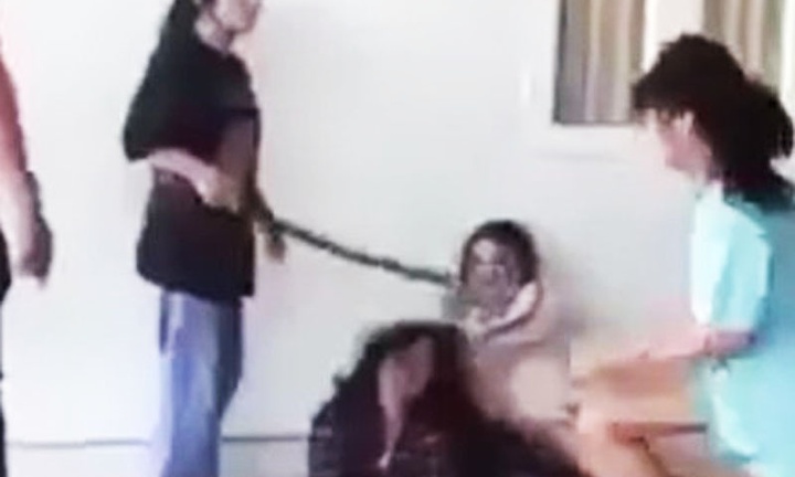 Vụ clip thiếu nữ cùng bố mẹ hành hung người phụ nữ lớn tuổi: Hé lộ nguyên nhân