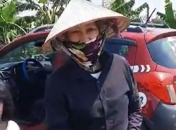 Người phụ nữ lạ mặt đón học sinh lớp 1 ở cổng trường là ai?