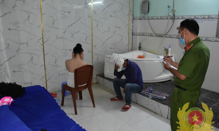 Vụ 2 nữ tiếp viên kích dục cho khách: Cuốn sổ ghi chép tại quán có nội dung gì?