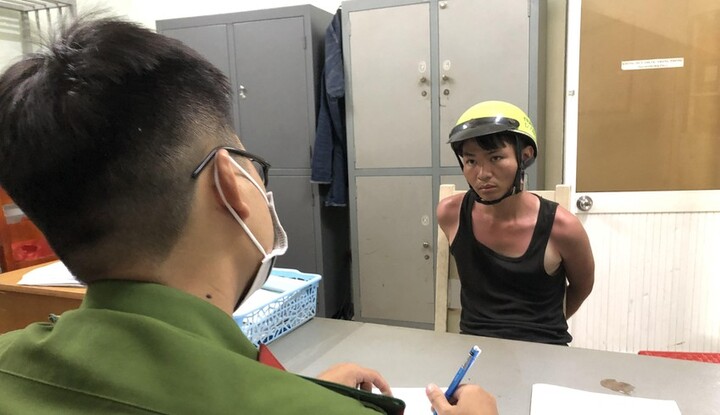 Vụ xông vào tiệm vàng, đập bể tủ kính ném vàng ra đường: Lời khai của nghi phạm