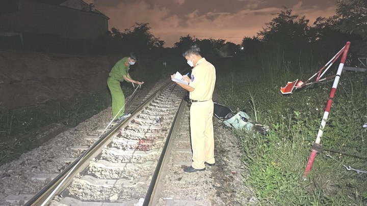 Băng qua đường sắt khi tàu hỏa đến, người đàn ông bị tông tử vong