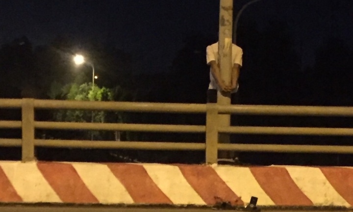 Buồn chuyện gia đình, thanh niên 20 tuổi định nhảy cầu tự tử trên đại lộ Thăng Long