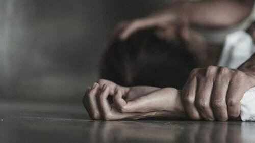 Điều tra vụ vợ bắt quả tang chồng hiếp dâm bé gái hàng xóm 12 tuổi