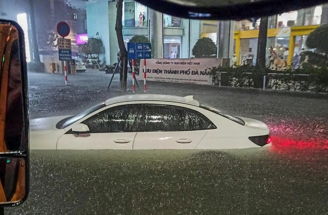 Miền Trung mưa to, lũ khẩn cấp trên các sông ở Thừa Thiên Huế, Quảng Nam