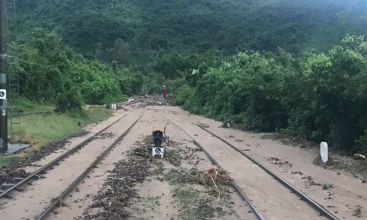 Mưa lũ khiến đường sắt Bắc Nam bị chia cắt