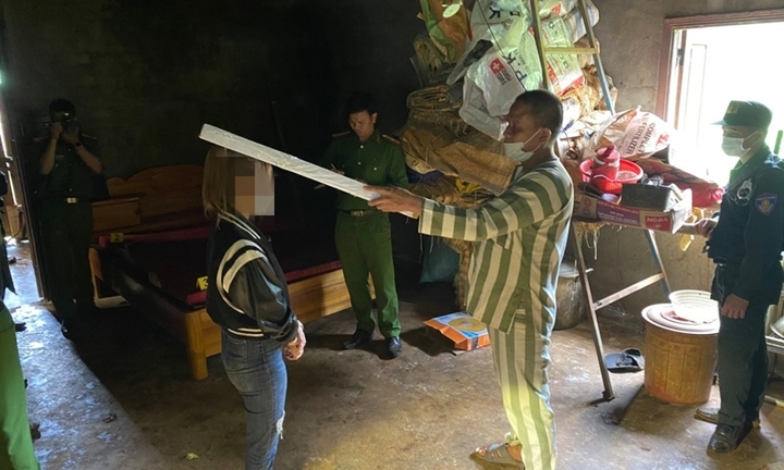 Thực nghiệm hiện trường vụ giết người tình, đốt xác rồi ném tro cốt xuống suối