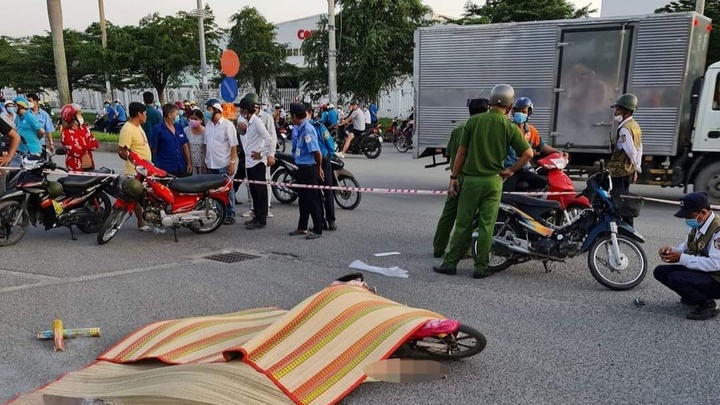 Xe đạp điện va chạm với xe bồn, 3 mẹ con tử vong thương tâm