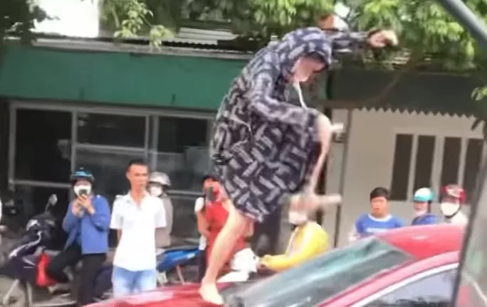 Vụ nghi đánh ghen, người phụ nữ đạp vỡ kính ô tô, cắn đứt tai cô gái: Luật sư nói gì?