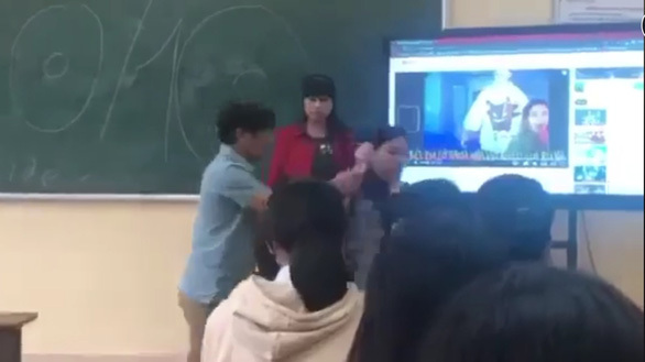Vụ cô giáo bị bẻ tay, đẩy ra khỏi lớp học: Người trong cuộc tiết lộ bất ngờ