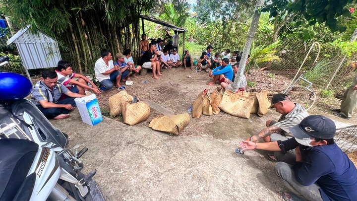 Triệt phá sòng bạc giữa đồng nước nổi: Thu giữ gần 100 triệu trên chiếu bạc