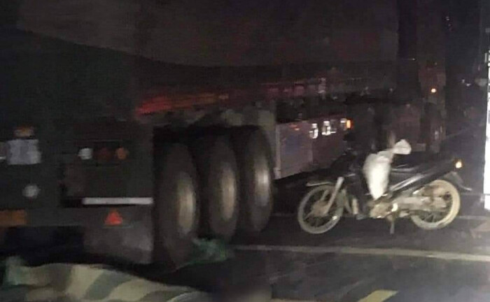 Xe máy va chạm xe đầu kéo, 2 người đàn ông thương vong