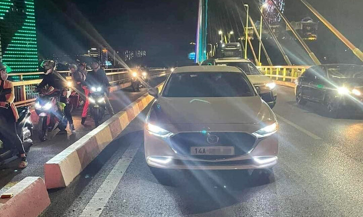 Bỏ lại xế hộp Mazda trên cầu Bãi Cháy, nam thanh niên nhảy xuống biển tự tử