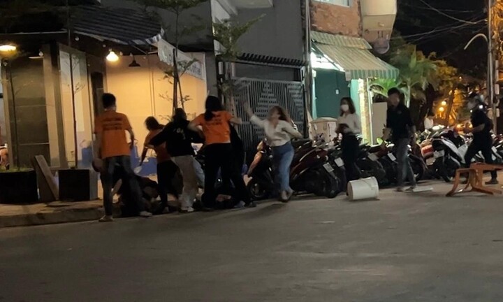 Vụ 2 nhóm phụ nữ hỗn chiến trước quán nhậu ở TP.HCM: Nguyên nhân là gì?