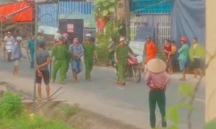 Đang ngồi trước nhà, người phụ nữ bất ngờ bị chém dã man