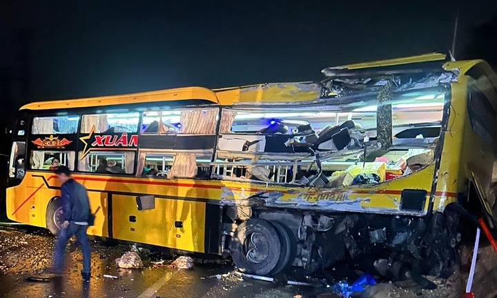 Xe khách giường nằm đấu đầu xe tải: 2 người chết, 13 người bị thương