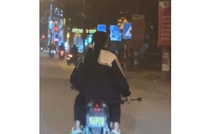 Xác minh video nữ sinh cầm phóng lợn đi đánh nhau