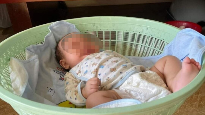 Bé trai 2 tháng tuổi bị bỏ rơi trước cổng nhà chùa ở Nam Định