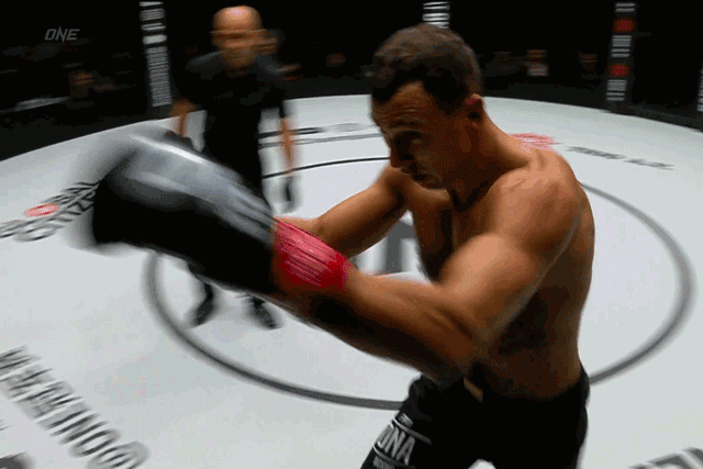 Video: ‘Người nhện’ Roman tung đòn hiểm khiến đối thủ gục ngã