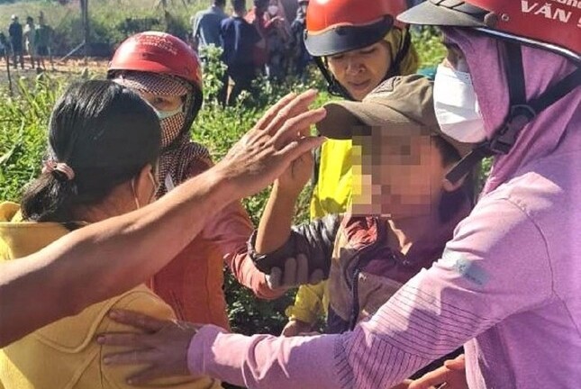 Giải cứu cháu bé 11 tuổi bị bố mẹ tâm thần nhốt trong nhà