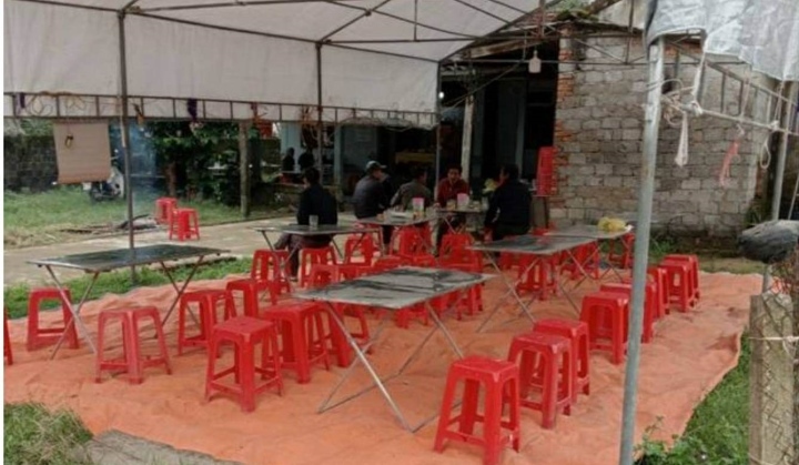 2 người đàn ông tử vong trước sân nhà, trên người nhiều vết thương