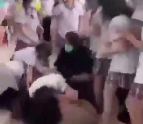 TP.HCM: Nữ sinh lớp 11 bị bạn đánh túi bụi ở hành lang lớp học