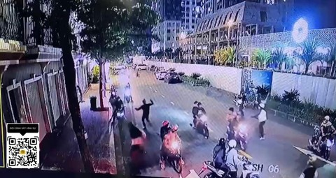 2 thiếu nữ mâu thuẫn, cả nhóm lao vào 