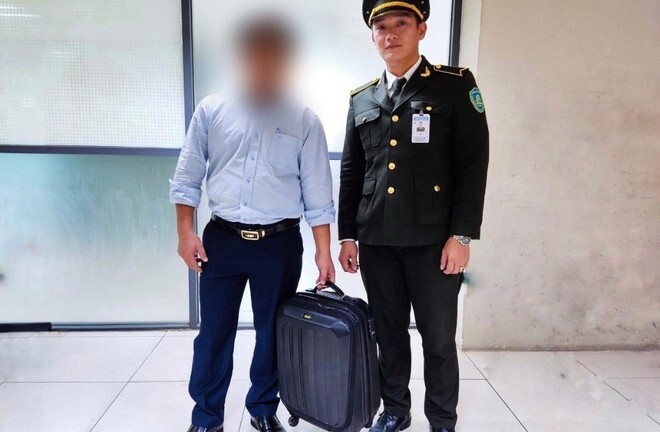 Phát hiện một vali tiền bị bỏ quên ở sân bay Nội Bài