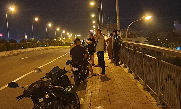 Vụ cha bất lực chứng kiến con trai nhảy sông Sài Gòn tự tử: Chưa tìm thấy nạn nhân