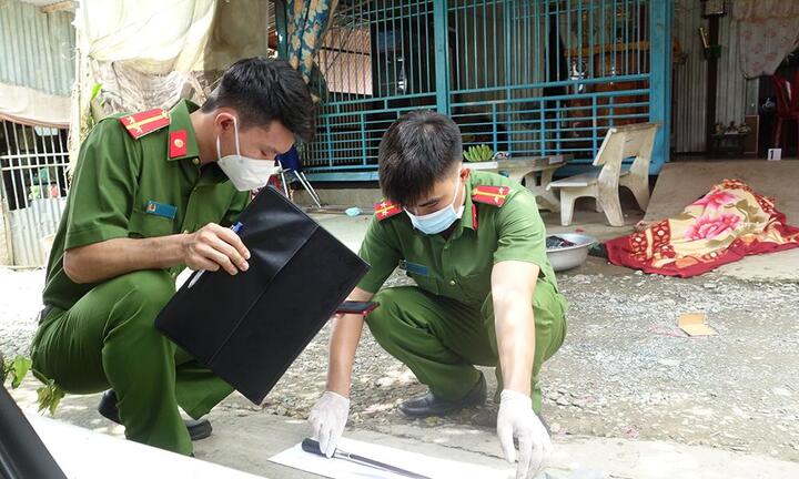 2 bảo vệ xô xát, 1 người bị đâm tử vong