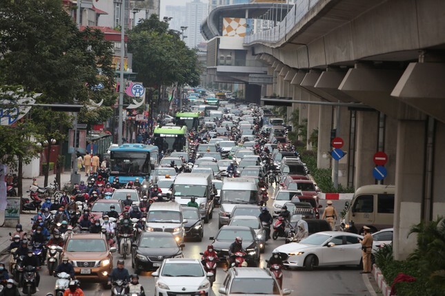Hà Nội: Xe bồn va chạm với xe máy, 2 vợ chồng thương vong