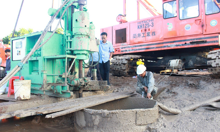 Vụ bé trai 10 tuổi lọt xuống trụ bê tông ở Đồng Tháp: Cháu bé sẽ được giải cứu ra sao?