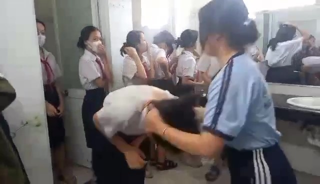 Xôn xao clip nữ sinh lớp 7 ở TP.HCM bị đánh trong nhà vệ sinh: Hé lộ nguyên nhân