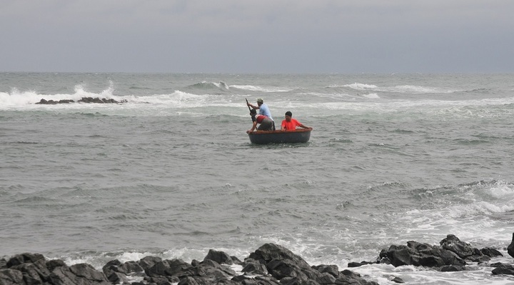 Quảng Ngãi: Đi hái rong mứt kiếm tiền tiêu Tết, 2 vợ chồng rơi xuống biển