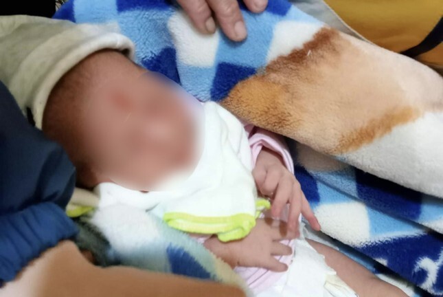 Bé gái sơ sinh nặng 3kg bị bỏ rơi ở Hà Tĩnh, bên cạnh là mẩu giấy ghi nội dung lạ