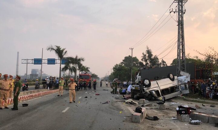 Vụ tai nạn 8 người chết ở Quảng Nam: Vợ nạn nhân khóc nghẹn tại hiện trường