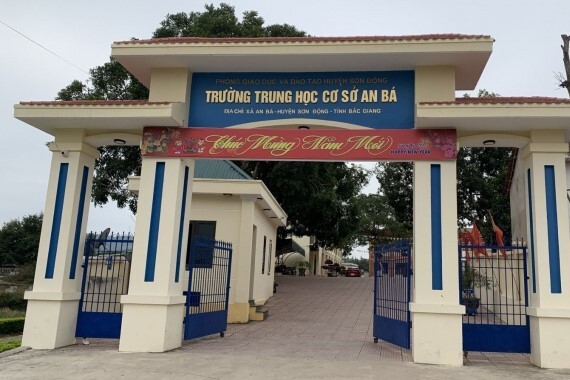 Vụ nữ sinh lớp 7 sinh con trong nhà tắm ở Bắc Giang: Nữ hiệu trưởng nói gì?