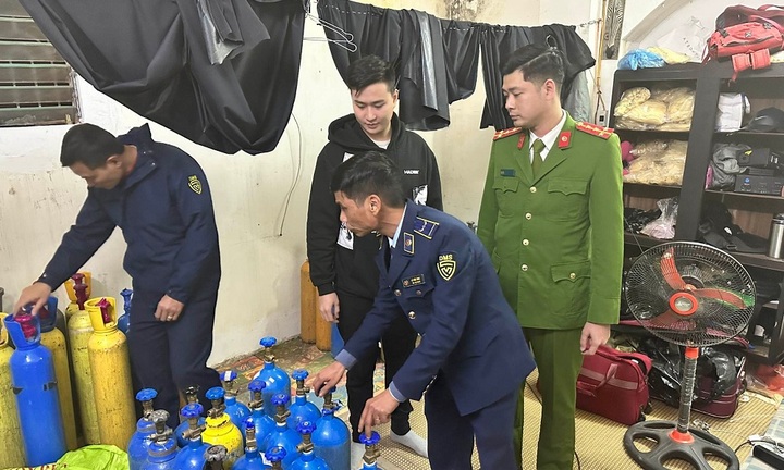 Hà Nội: Cảnh sát đội kích kho chứa bình khí N20 và 