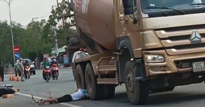 Bình Dương: Chồng chui xuống gầm xe bồn, ôm thi thể vợ gào khóc thảm thiết