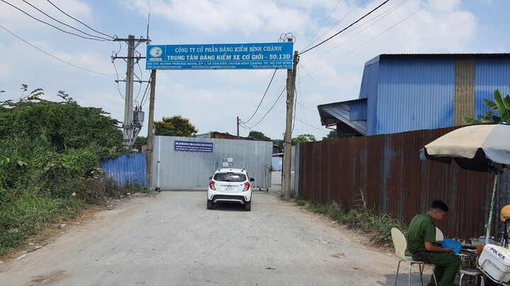 Công an khám xét Trung tâm Đăng kiểm 50-13D ở TP HCM