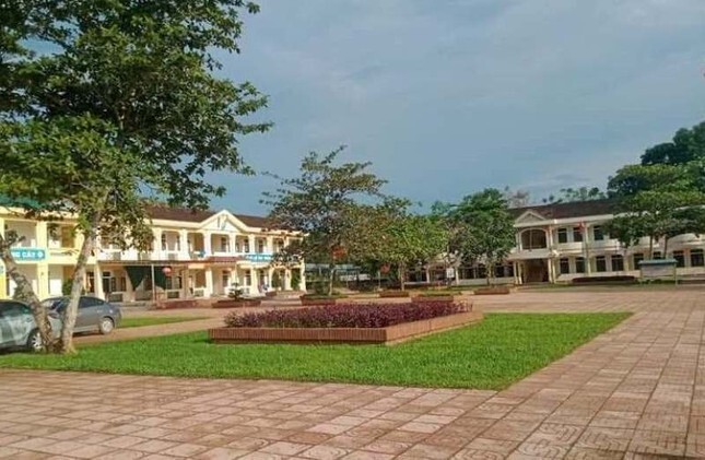 Nam sinh lớp 7 rơi từ tầng 2 trường học xuống đất