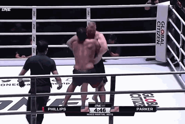 Video: Võ sĩ Mỹ quăng đối thủ xuống sàn, giành knock-out chỉ sau 18 giây thi đấu