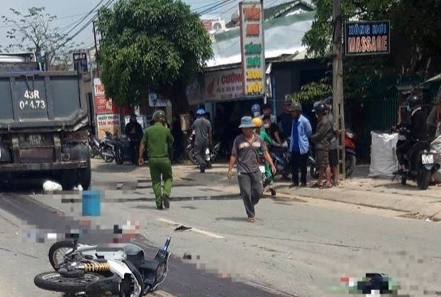 Va chạm với xe đầu kéo, xe máy bị kéo lê trên đường, 2 người tử vong tại chỗ