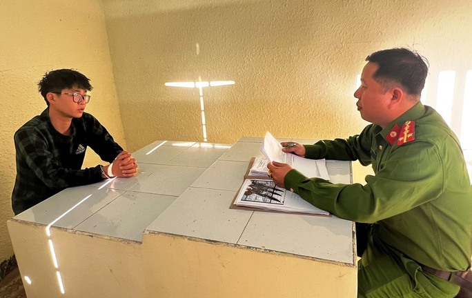 Đang chở bạn gái đi chơi, nam thanh niên rút dao đâm chết người khi bị chặn đầu xe