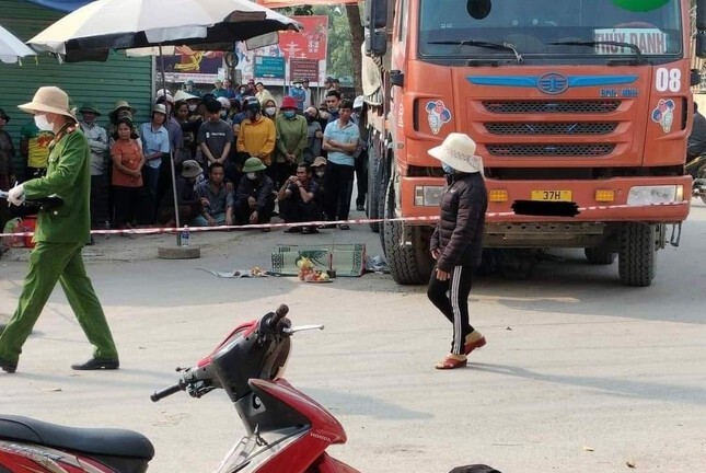 Đạp xe đi học, nữ sinh tiểu học tử vong dưới gầm xe tải