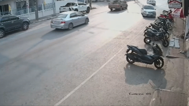 Video: Nhấn nhầm chân ga, nữ tài xế tông bay 6 chiếc xe máy