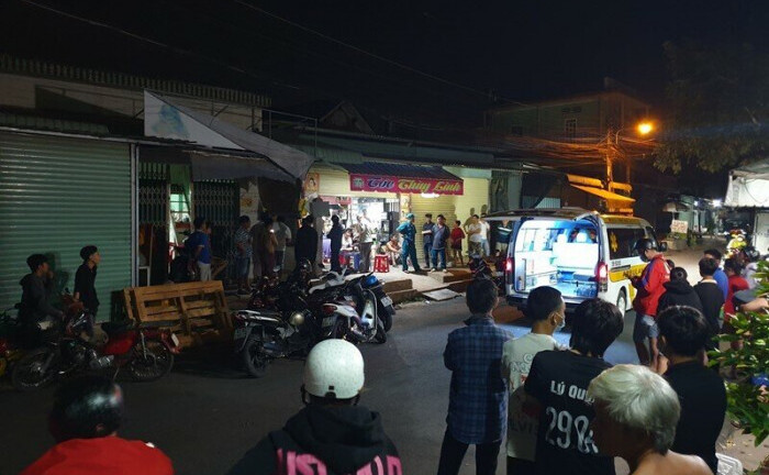 Vợ đi làm về ngã quỵ chứng kiến chồng chết treo cổ trong nhà tắm