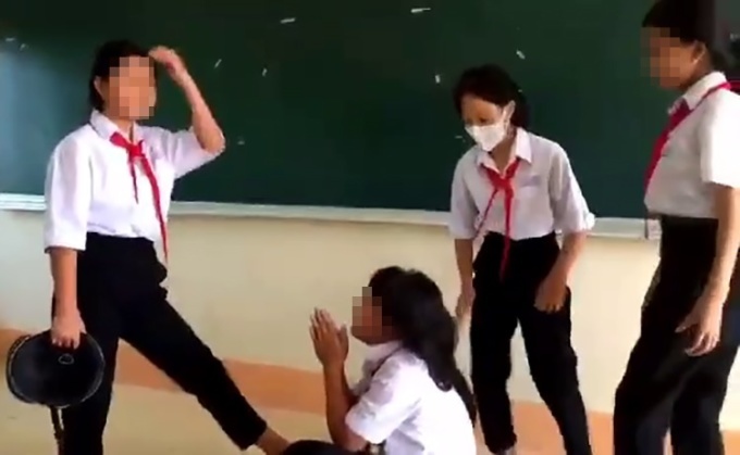Thông tin mới vụ nữ sinh lớp 6 bị bạn đánh hội đồng trên bục giảng