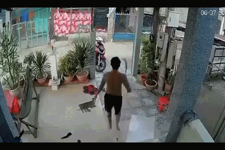 Cầm dao sang nhà hàng xóm 